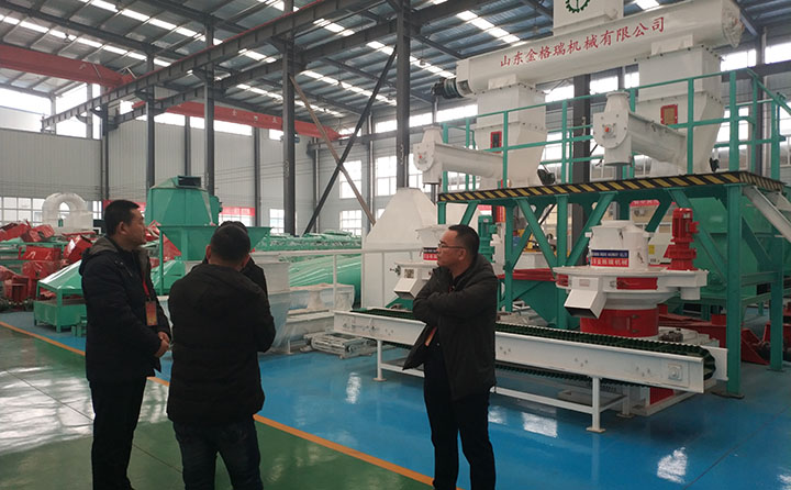 在秸稈顆粒機生產線展品前交談 在秸稈顆粒機生產線展品前交談