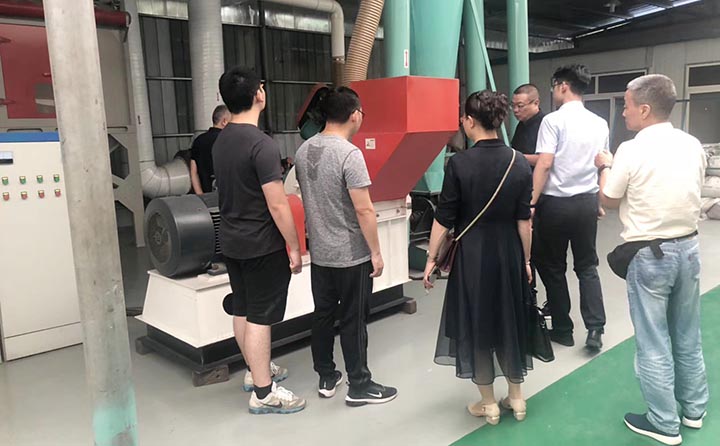 考察團(tuán)對試機(jī)區(qū)進(jìn)行參觀 考察團(tuán)對試機(jī)區(qū)進(jìn)行參觀