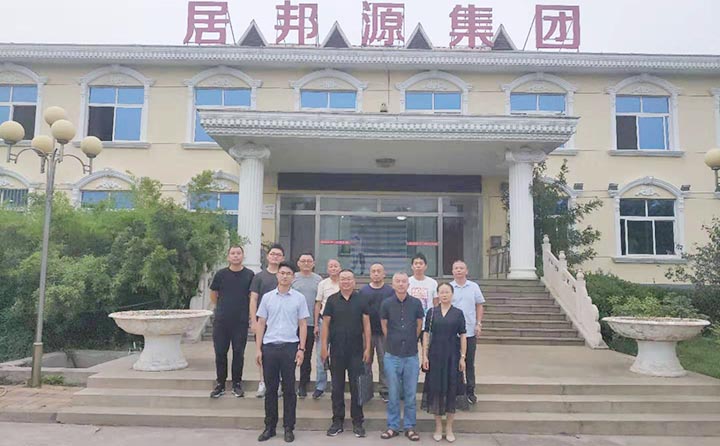 與考察團(tuán)進(jìn)行合影留念 與考察團(tuán)進(jìn)行合影留念