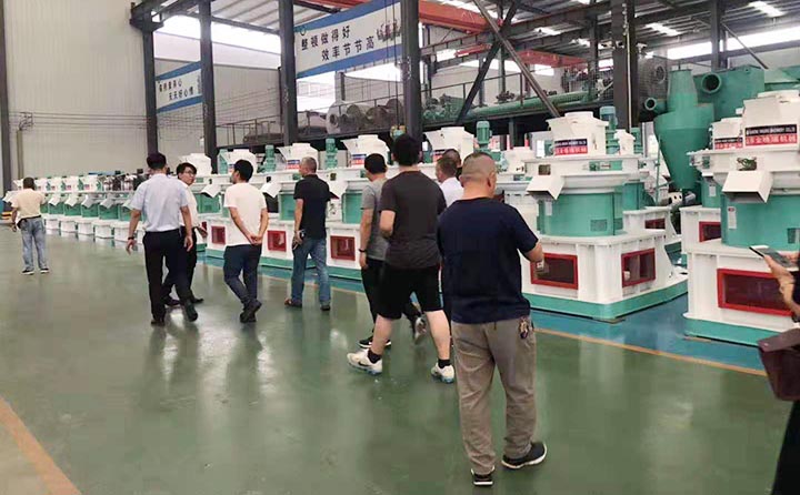 客戶對生物質(zhì)顆粒機(jī)展廳進(jìn)行參觀 客戶對生物質(zhì)顆粒機(jī)展廳進(jìn)行參觀