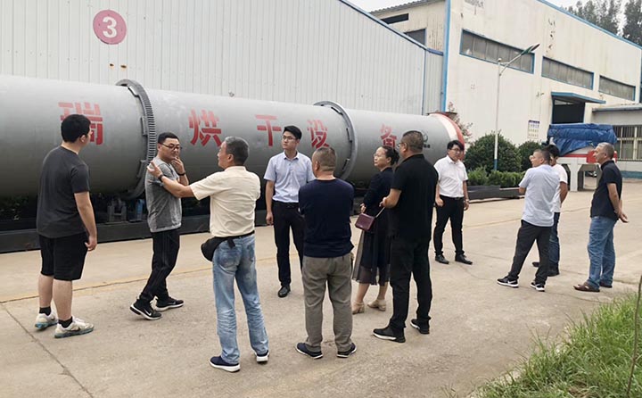 考察團(tuán)對滾筒烘干筒進(jìn)行了解 考察團(tuán)對滾筒烘干筒進(jìn)行了解