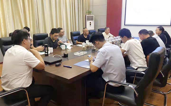 金格瑞銷售代表對考察團(tuán)進(jìn)行方案講解 金格瑞銷售代表對考察團(tuán)進(jìn)行方案講解