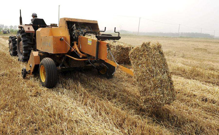 秸稈撿拾機(jī)將秸稈打捆 秸稈撿拾機(jī)將秸稈打捆