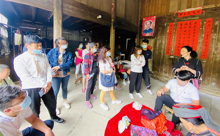 銷售精英們學(xué)習(xí)桂林文化.jpg 銷售精英們學(xué)習(xí)桂林文化.jpg