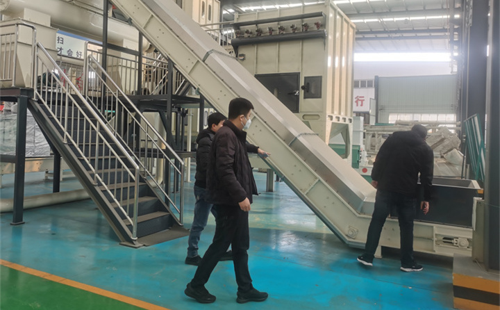 木屑造粒機生產(chǎn)線的上料設(shè)備.jpg 木屑造粒機生產(chǎn)線的上料設(shè)備.jpg