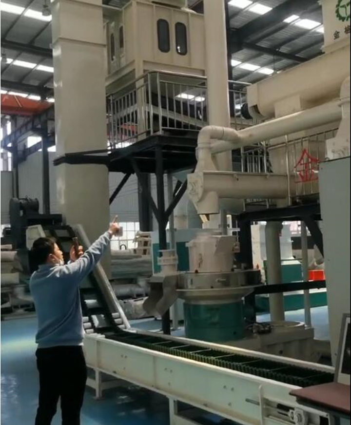 木屑造粒機(jī)生產(chǎn)線展示現(xiàn)場(chǎng).jpg 木屑造粒機(jī)生產(chǎn)線展示現(xiàn)場(chǎng).jpg