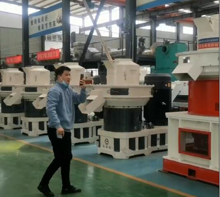 木屑造粒機(jī)車間.jpg 木屑造粒機(jī)車間.jpg