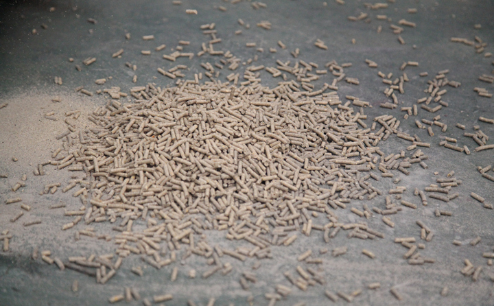 加工出來就是這種高密度的棒狀燃燒顆粒了.JPG 加工出來就是這種高密度的棒狀燃燒顆粒了.JPG